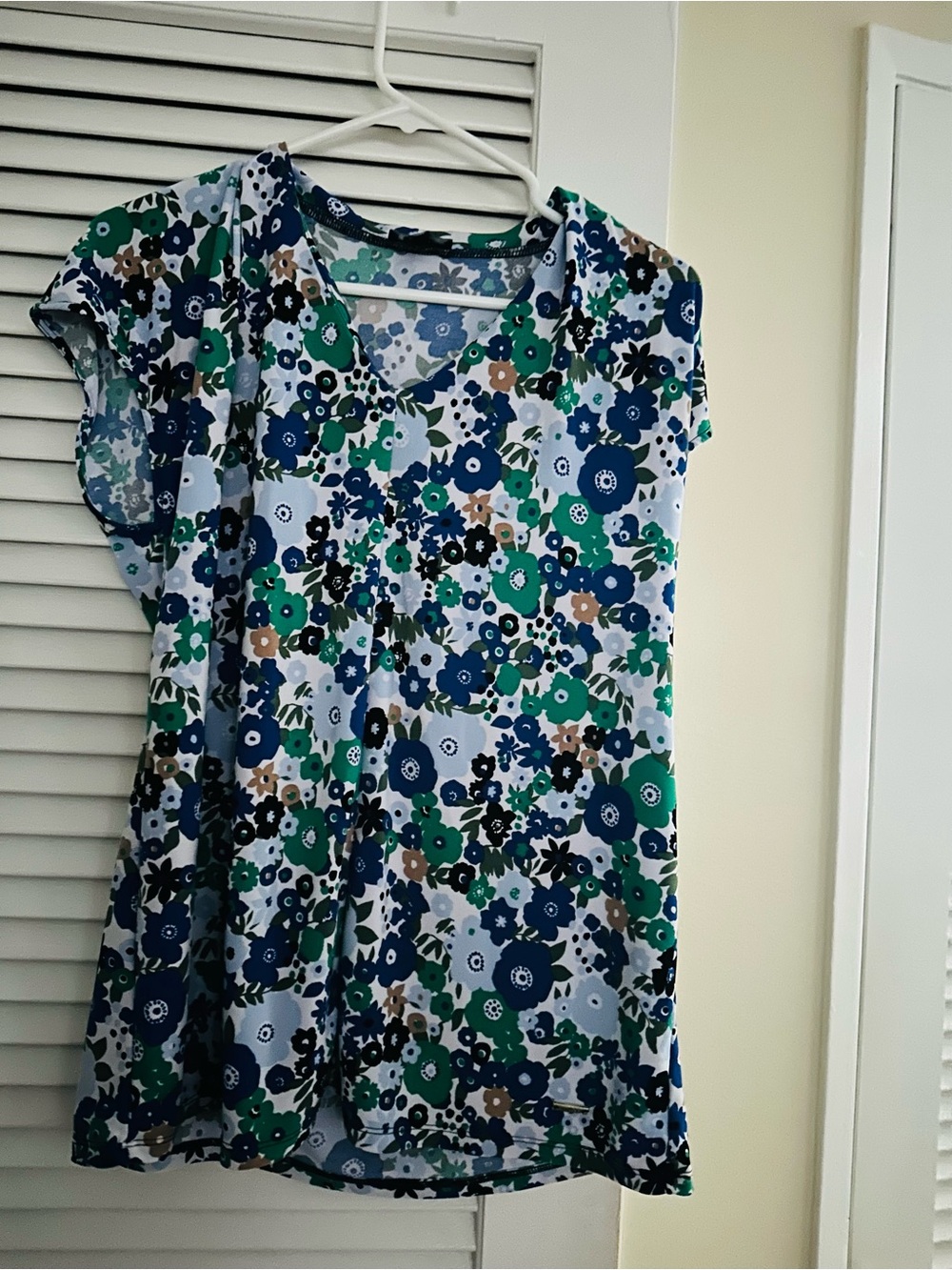 Jones New York Blue Green Floral V-Neck Short Sleeve Top